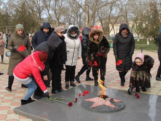 Возложение цветов.