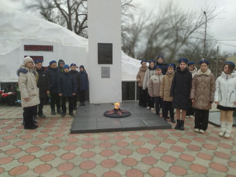 Цветы у обелиска.